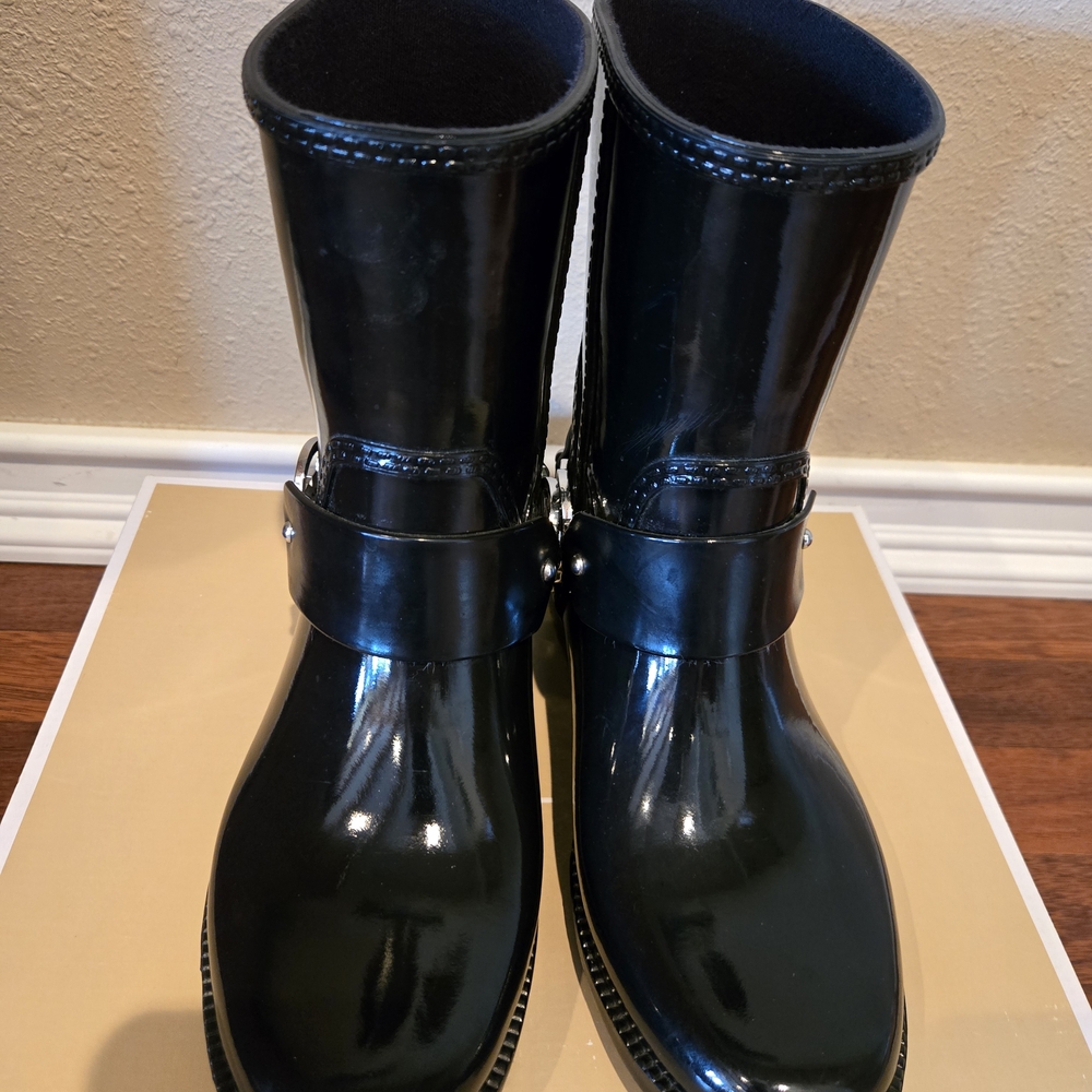 Michael Kors Shiny Black Boots with Logo - Picture 3 of 8